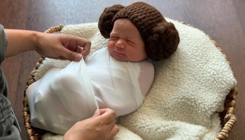 Bebé vestida como la princesa Leia, personaje de la cinta.