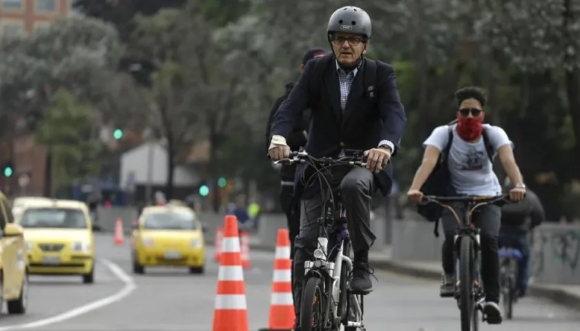  Un hombre circula en bicicleta por una calle durante el día sin carro este jueves, en Bogotá (Colombia). El Día sin Carro decretado por la Alcaldía de Bogotá se realiza una vez al año, el primer jueves de febrero.