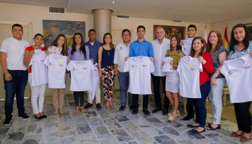 El Gobernador Eduardo Verano le dio la bienvenida a los 9 universitarios.
