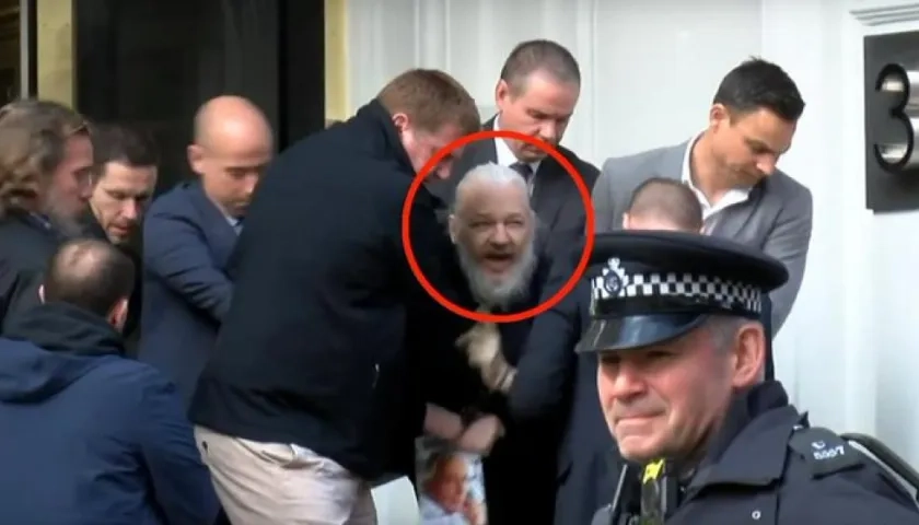 Julian Assange, a su salida de la embajada de Ecuador en Londres.