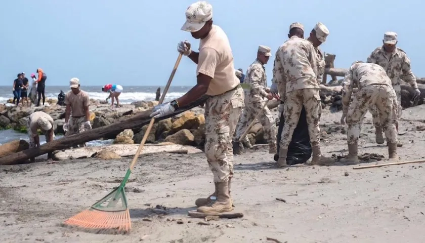Unidades del Ejército Nacional trabajando en la limpieza.
