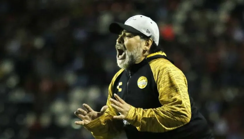 Diego Maradona reparte instrucciones a los jugadores de Dorados. 