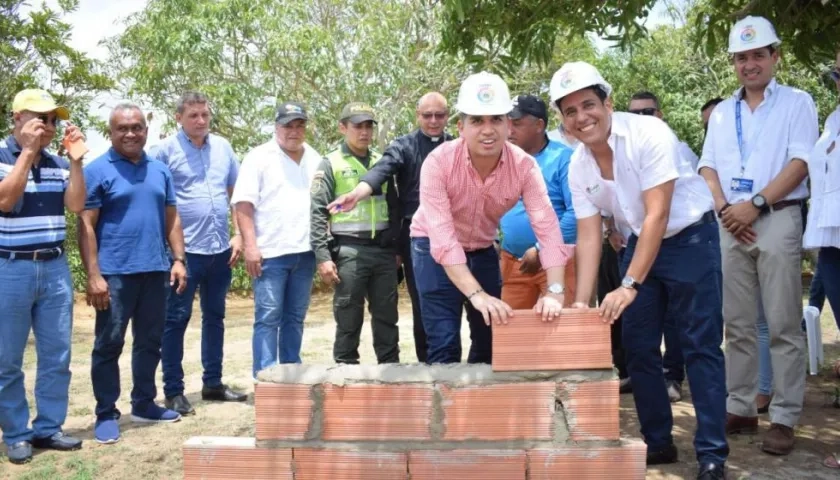 El Ministro de Vivienda Jonathan Malagón y el alcalde de Galapa, Carlos Silvera.