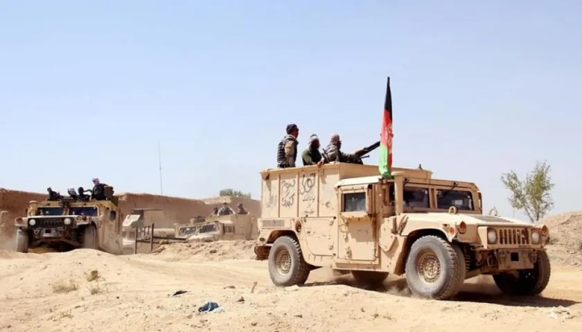  Agentes de las fuerzas de seguridad afganas patrullan y montan guardia, este viernes, en Helmand (Afganistán).