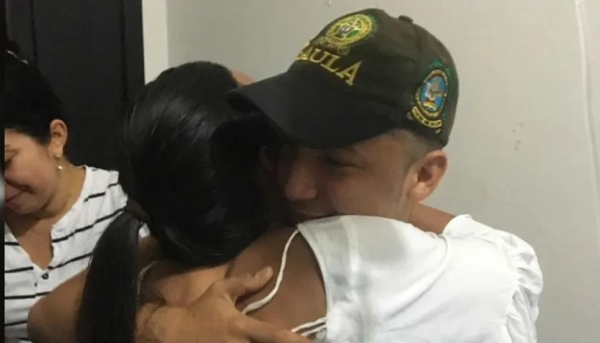 Roberto José Mejía Mancera se abraza con un familiar tras su liberación.