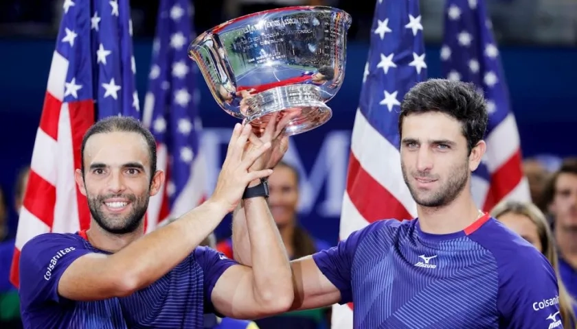 Juan Sebastián Cabal y Robert Farah, con el trofeo del US Open. 