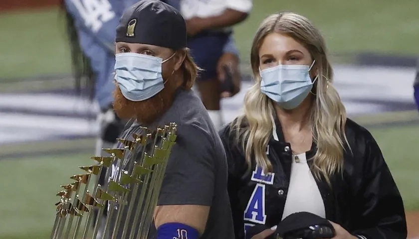 El antesalista de los Dodgers de Los Ángeles, Justin Turner, violó los protocolos del coronavirus cuando celebró en el campo con sus compañeros de equipo.