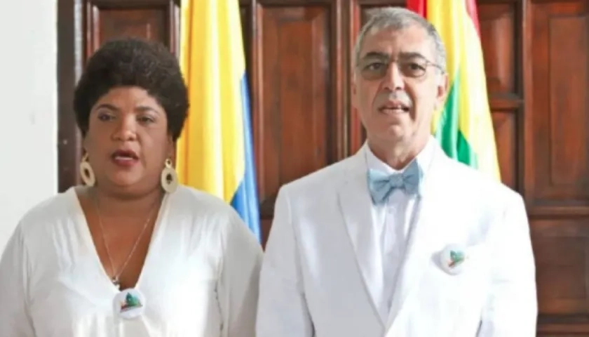 Cynthia Pérez Amador y el alcalde William Dau.