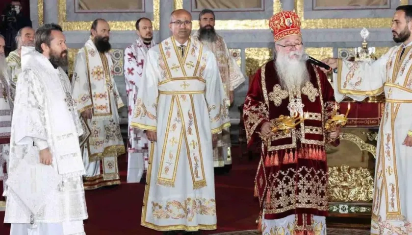 Su Eminencia Metropolita Sr. Crisóstomo, vicario del trono patriarcal.