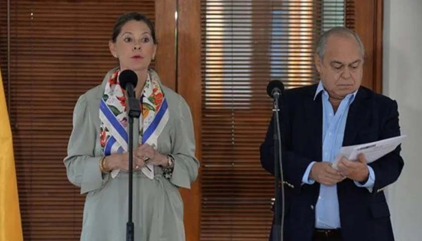 Vicepresidenta Marta Lucía Ramírez y el director de la Agencia Nacional de Defensa Jurídica del Estado, Camilo Gómez.