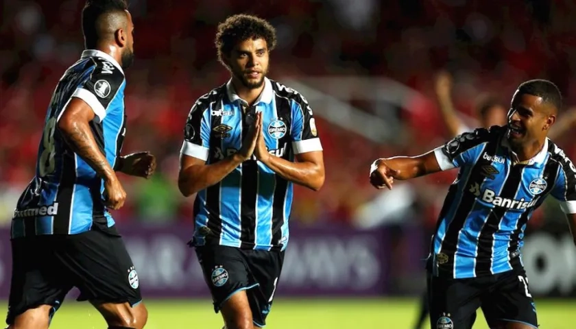 Jugadores de Gremio celebrando el gol de Víctor Ferraz (centro). 