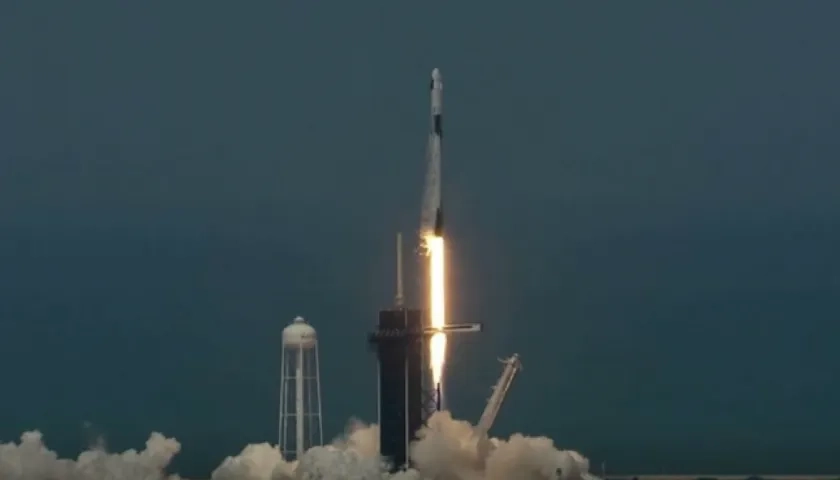 La nave espacial SpaceX Crew Dragon en su despegue.