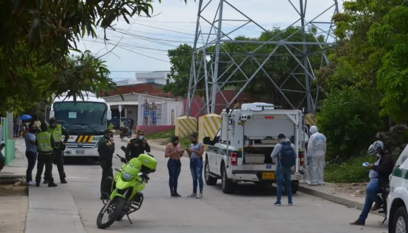 La Policía frente a la vivienda donde fue encontrado muerto el venezolano.