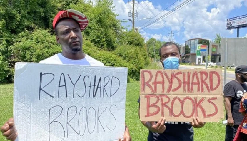 Rayshard Brooks se resistió al arresto y forcejeó.