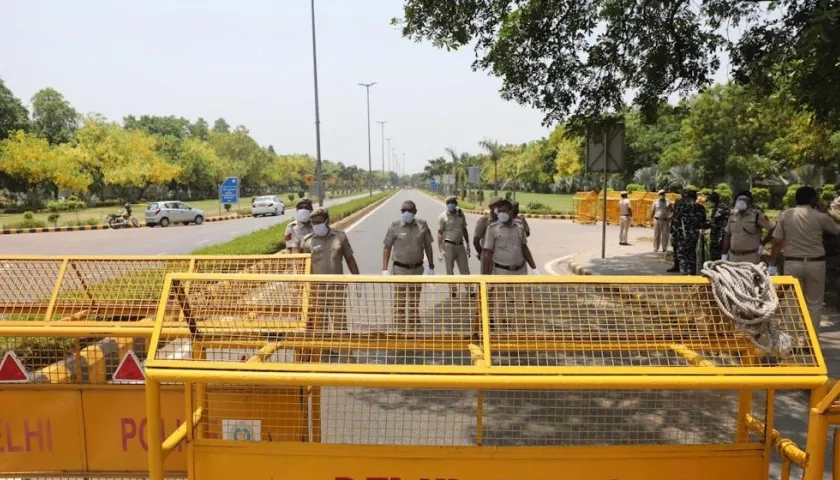 El personal de seguridad de la India está de guardia fuera de la Embajada de China en Nueva Delhi-