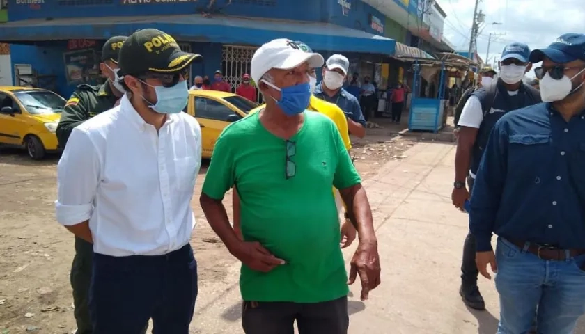 El Alcalde de Bárranquilla, Jaime Pumarejo, durante un recorrido por el mercado público.