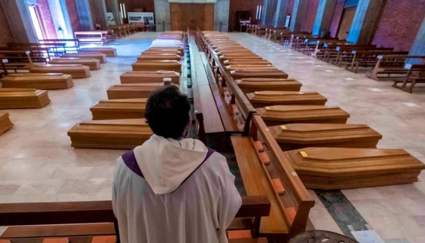 Féretros de 45 víctimas de coronavirus en la iglesia de San Giuseppe en Seriate (Bérgamo), Italia, el pasado mes de marzo.