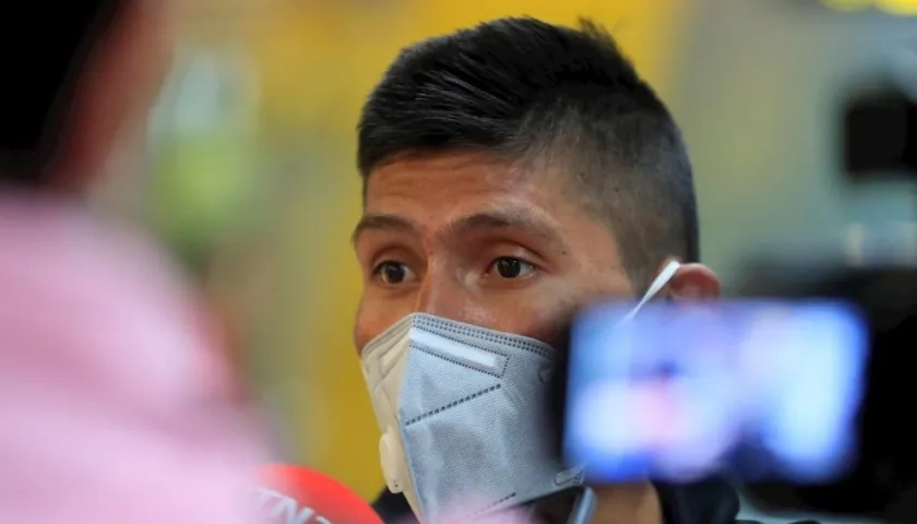 El ciclista colombiano Nairo Quintana atiende a la prensa a su llegada a Madrid, este lunes.