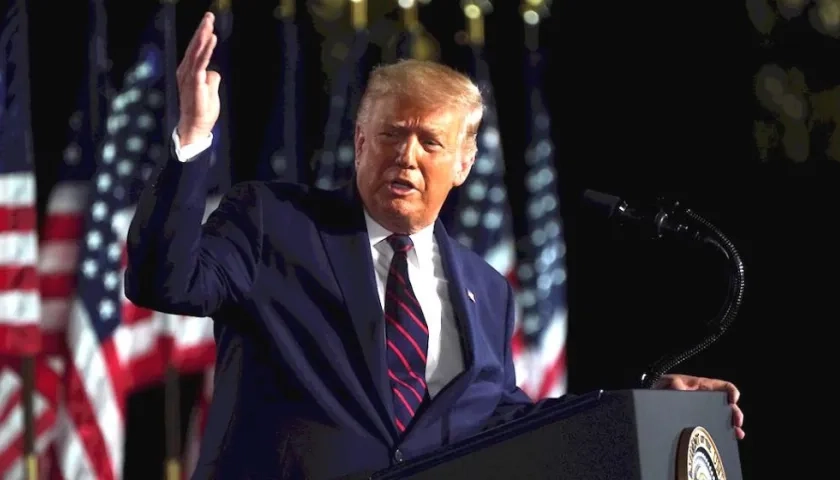 El Presidente Donald Trump saludando a los asistentes a la convención.