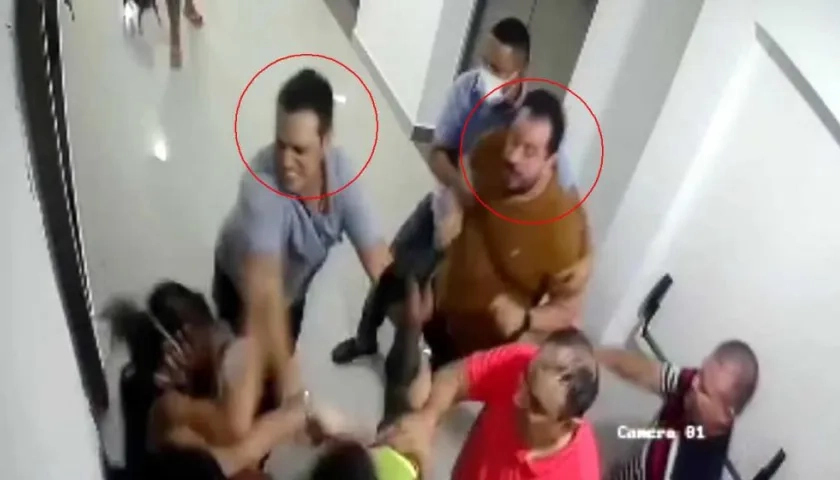 Jalim Rebaje y Assad Baraque golpeando a la pediatra.