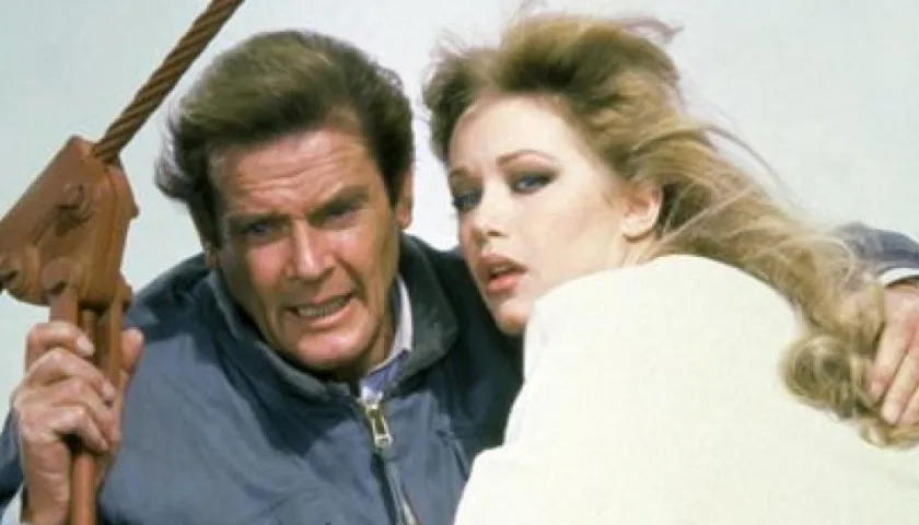 Roger Moore y Tanya Roberts, en la película de James Bond.