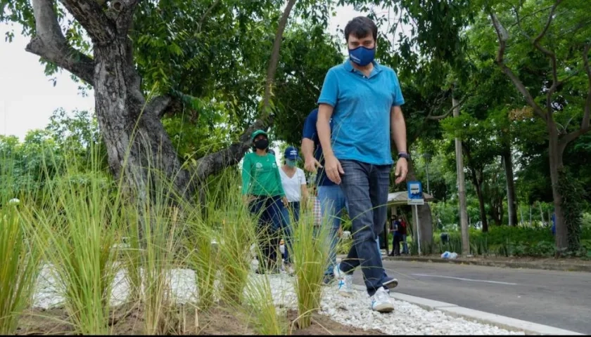 El Alcalde Jaime Pumarejo recorriendo las zonas verdes recuperadas.