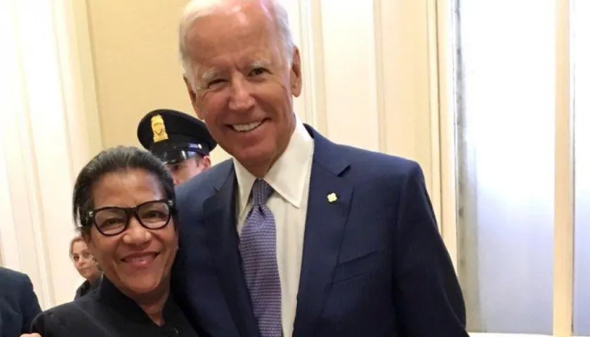 Tereza González y el presidente de EE.UU., Joe Biden.