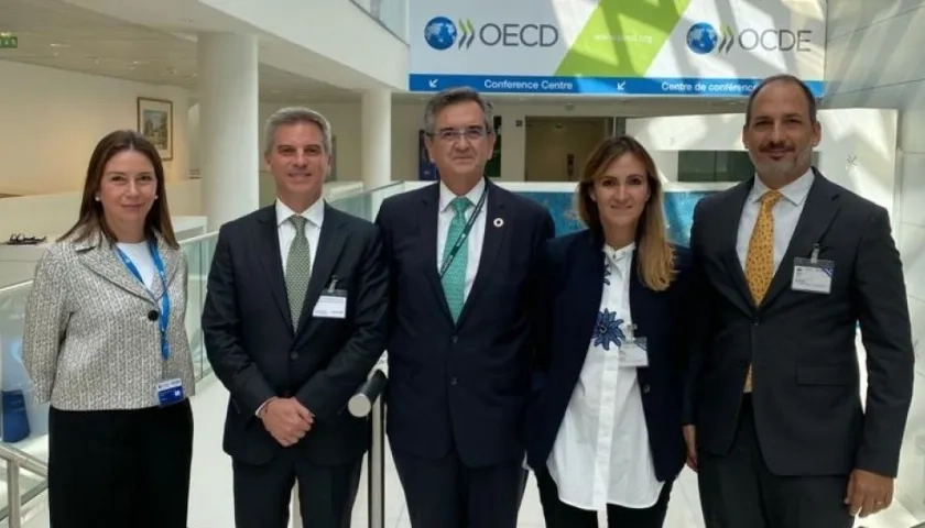 El ministro de Ambiente, Carlos Eduardo Correa, comenzó este lunes una visita oficial a París.