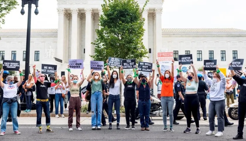 Activistas a favor del aborto se reúnen frente a la Corte Suprema de los Estados Unidos.