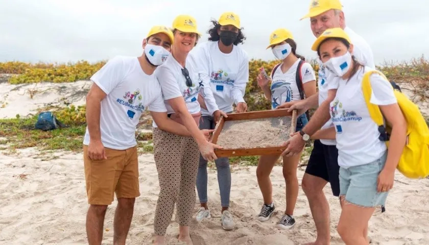 Representantes de la iniciativa de la UE de limpieza de microplásticos usaron grandes tamizadores para cernir la arena en cuadrantes delimitados en la playa.