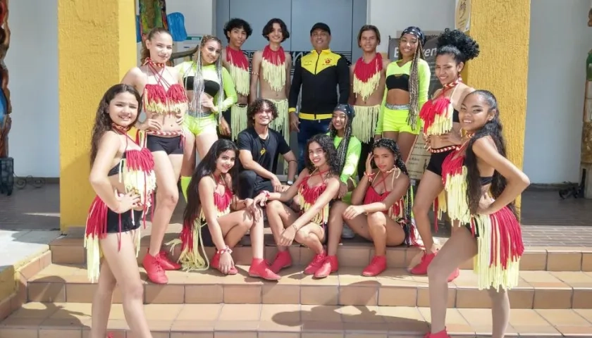 Grupo de bailarines que participan en evento en Galapa.