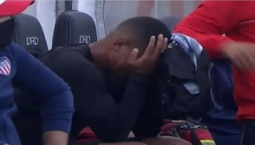 Ferlys García llora desconsolado en el banco técnico tras su salida. 