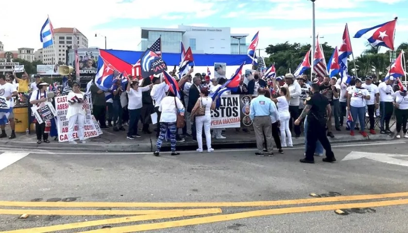 Cubanos exiliados en Miami apoyando las protestas contra el régimen de su país.
