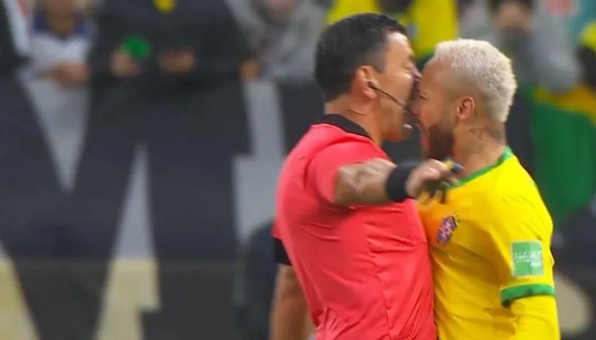 Momento de la polémica entre Roberto Tobar y Neymar. 