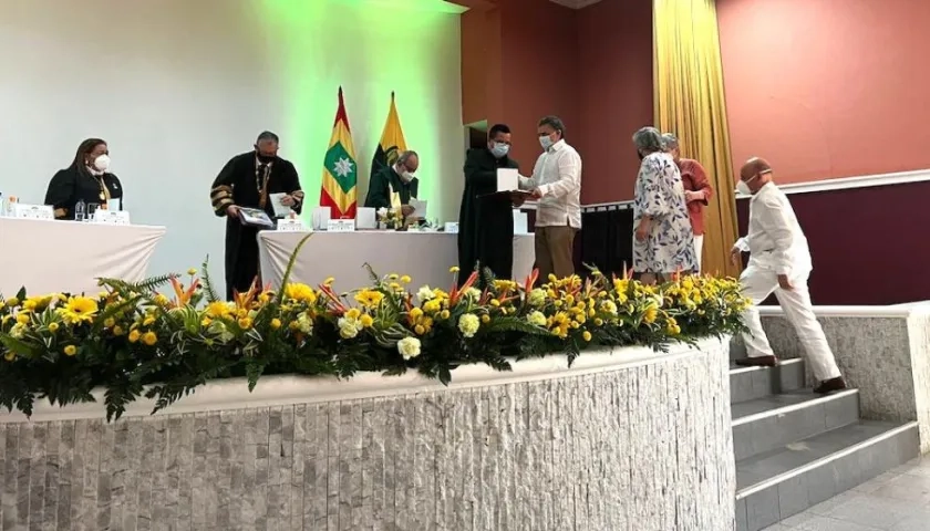 El exrector de Uniatlántico, Ubaldo Enrique Meza, recibiendo el reconocimiento.