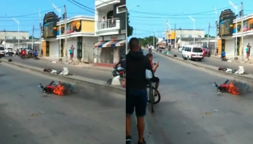 La moto en la que pretendían huir los ladrones fue quemada por la comunidad. 