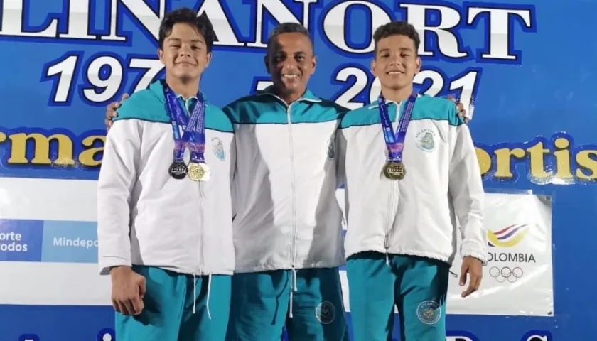 Los medallistas Thomas Alsina y Daniel Cervantes, con el entrenador Fredys Diaz.