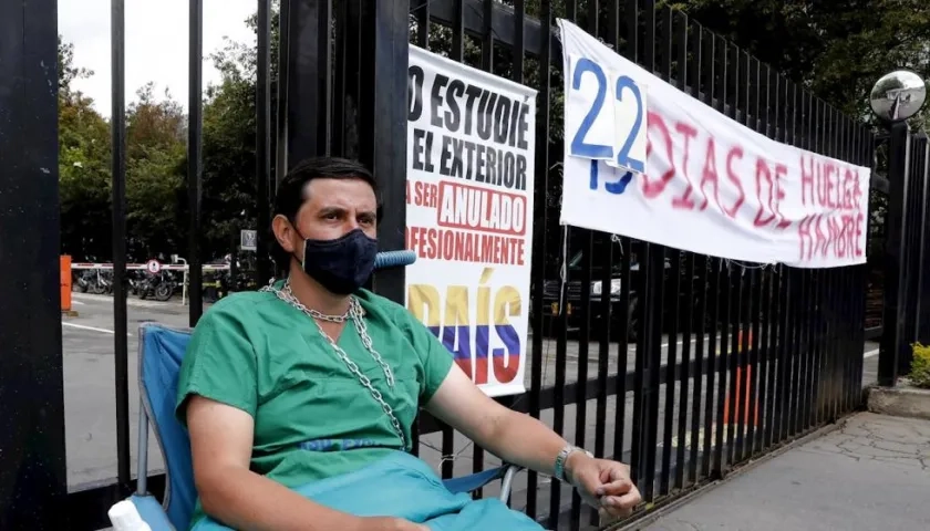 El médico Juan Pablo Ovalle Granados continúa en huelga de hambre frente a la sede del Ministerio de Educación.