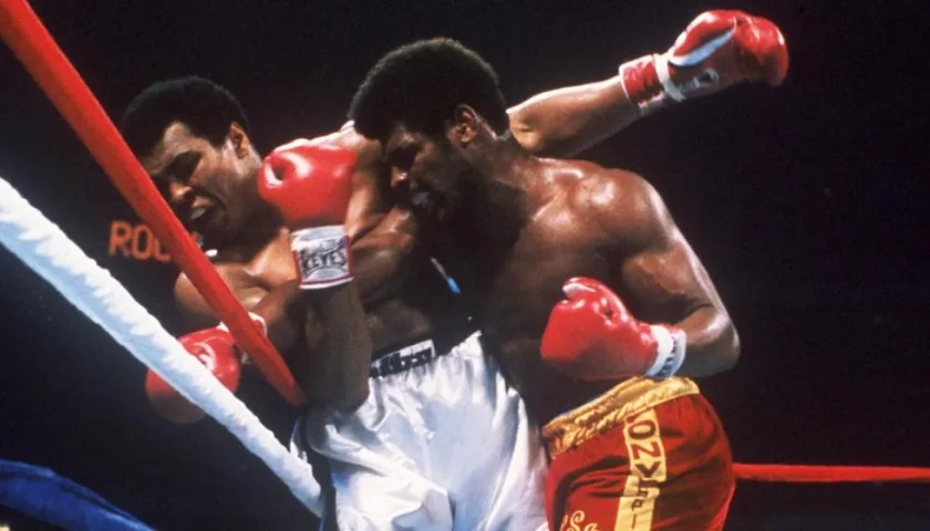 Leon Spinks conecta un golpe sobre Muhammad Ali.