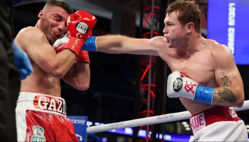 “Canelo” Álvarez impactando a Avni Yildirim, durante la pelea.