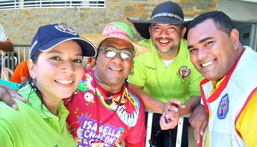 Raúl Montes de Oca (derecha), con compañeros del Carnaval de Barranquilla.
