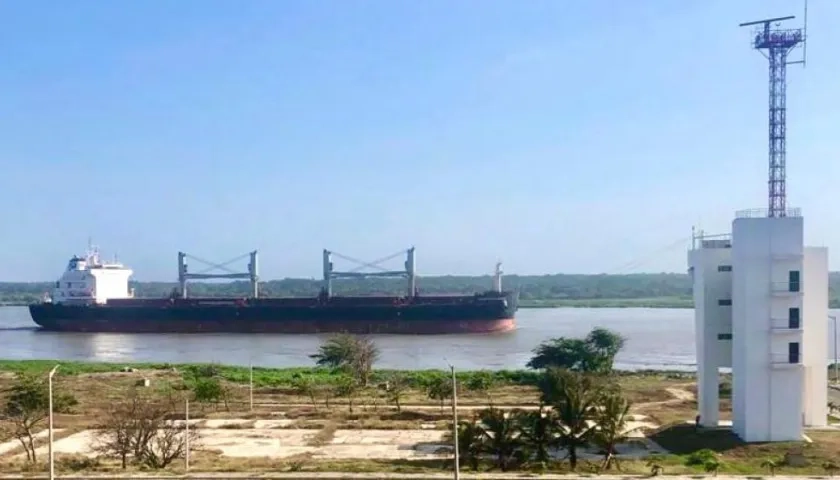 La motonave “Northern Dancer” ingresando al puerto de Barranquilla.