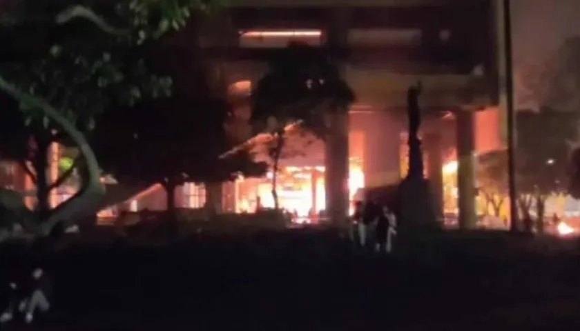 El fuego consumiendo las instalaciones de la Gobernación de Risaralda.
