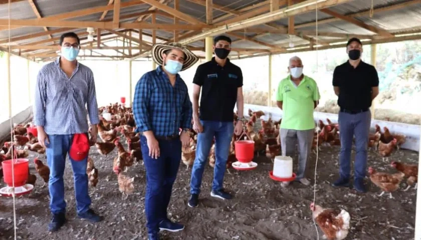 El Alcalde José Fernando Vargas y el gobernador Mokaná Jairo Peralta, en el galpón de gallinas ponedoras.