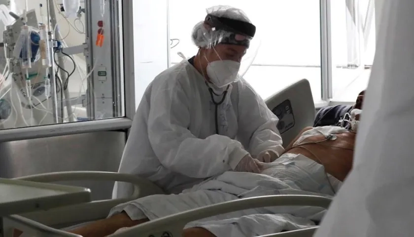 Paciente de Covid-19 es atendido en una unidad de cuidados intensivos en Bogotá.