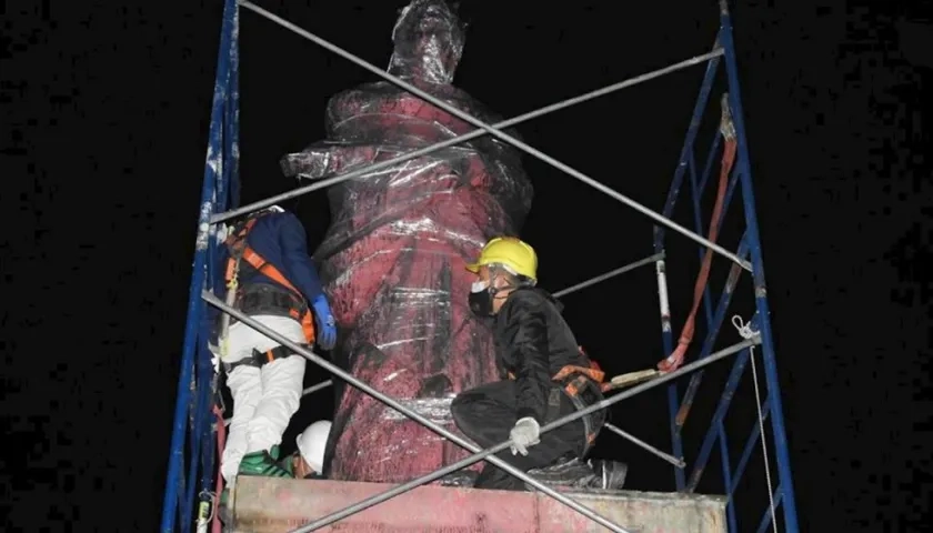 El Ministerio de Cultura de Colombia retiró de sus pedestales las estatuas de bronce del "Monumento a Isabel la Católica y Cristóbal Colón", ubicado en cercanías del aeropuerto internacional El Dorado de Bogotá.