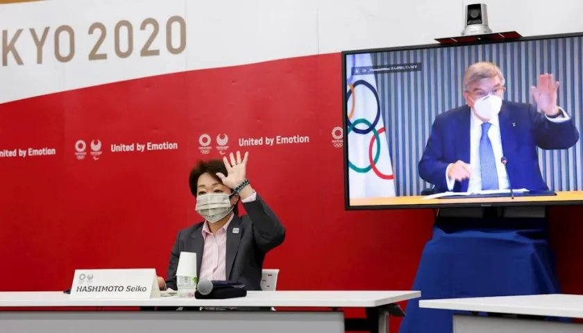 Presidenta de Tokyo 2020 Seiko Hashimoto (L) y el presidente del COI, Thomas Bach (en la pantalla) entregan detalles de los JJOO.