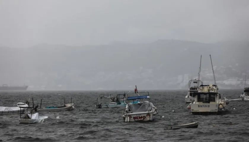 Malecón de Acapulco se encuentra cerrado debido a la tormenta tropical Enrique.
