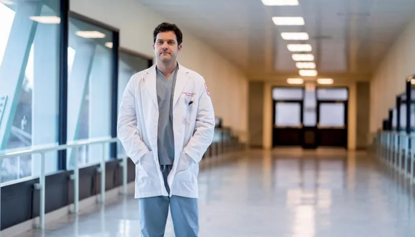 Joshua Jackson como Christopher Duntsch, durante la escena de un episodio de la película "Dr. Death".
