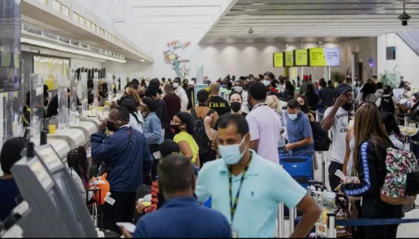 Aglomeración de pasajeros en el aeropuerto internacional de Fort Lauderdale - Hollywood.